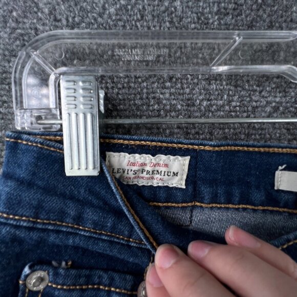 Levi's Premium Tapered Leg Mom Jeans Medium Wash Blue Big E Red Tab Size 26 - Picture 11 of 15